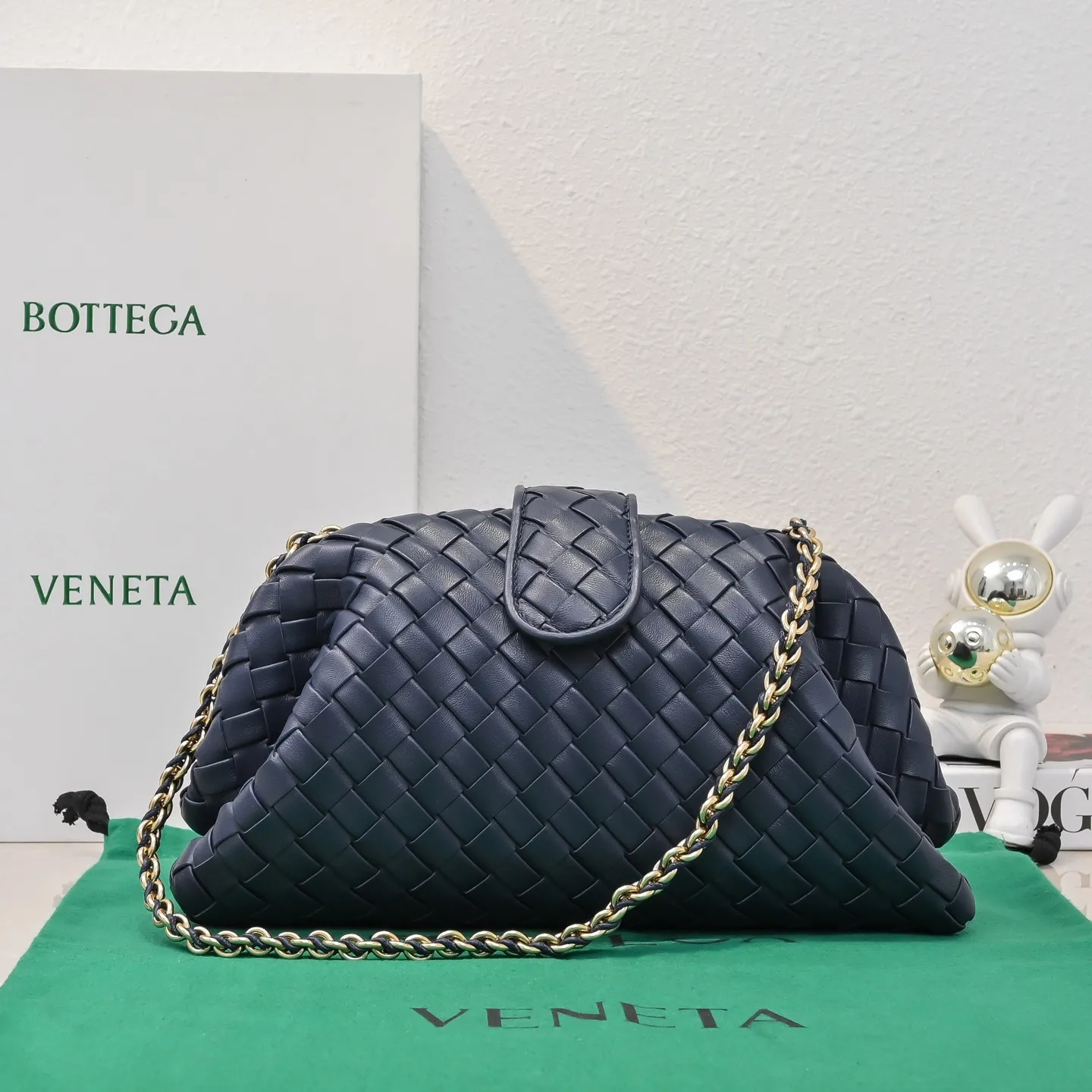 Batch 2260 Bitters Venetia 2024 summer series brings Lauren 1980 handbags back to the public eye. The design of the bag is inspired by ancient Roman architecture. It uses the brand's iconic Intrecciato lambskin woven bag body with a hard frame. No logo can be seen on the whole bag. It is equipped with a leather woven metal chain. When using it as a clutch, just put the chain directly in the bag ~ showing an elegant and timeless style. Decades later, when Lauren Hutton once again walked on the Bottega Venetia spring and summer show with this bag, the charm of the year still remains intact despite the passage of time. Size: 31.5*16.5*11 Style No.: 5807